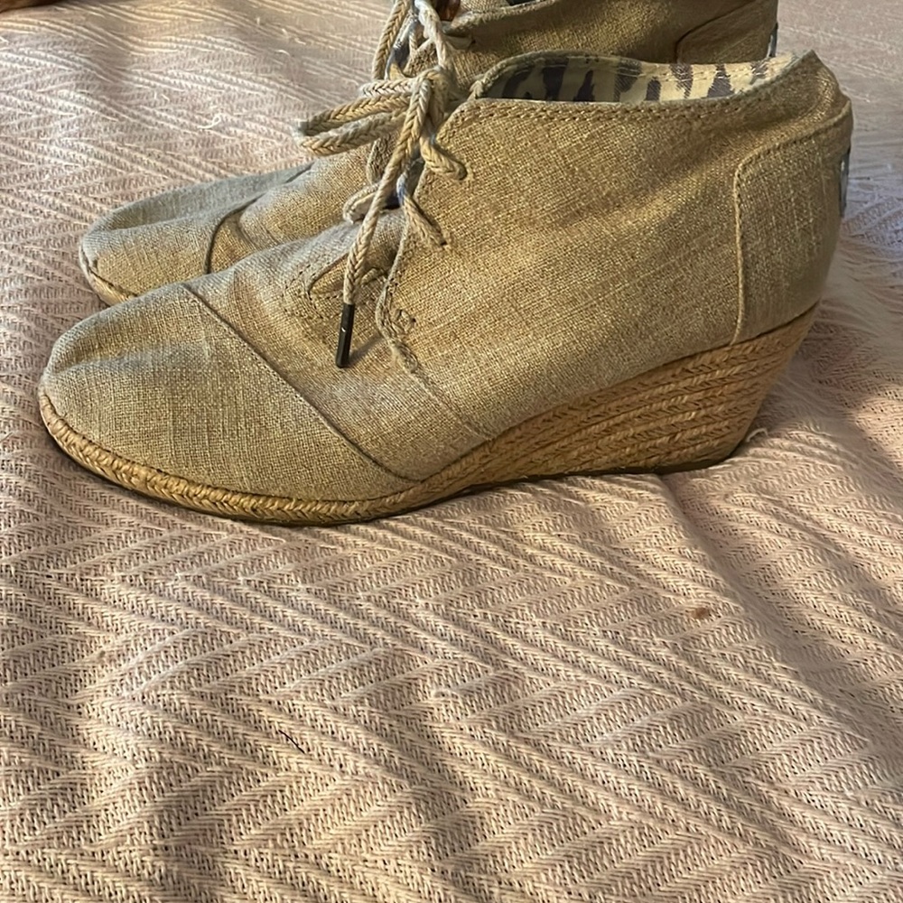 Tom’s wedge Booties